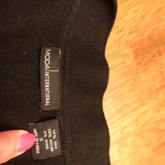 Black Moda V neck sweater in size small. - Picture 3 of 5